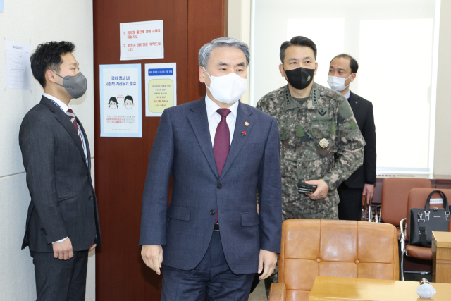이종섭 국방부 장관(가운데)이 지난달 28일 국회에서 열린 국방위원회 전체회의에 참석하고 있다. 오른쪽 두 번째는 김승겸 합동참모의장. 연합뉴스