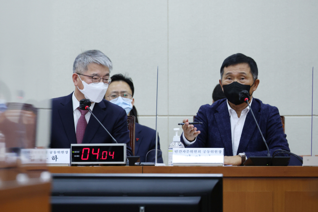 김연명 민간자문위원회 공동위원장이 3일 오후 국회에서 열린 연금개혁특별위원회 전체회의에서 질의에 답하고 있다. 왼쪽은 김용하 민간자문위원회 공동위원장. 연합뉴스