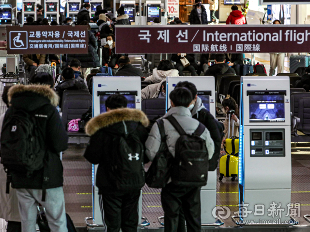 지난 3일 오후 대구국제공항이 여행객들로 북적이고 있다. 매일신문DB