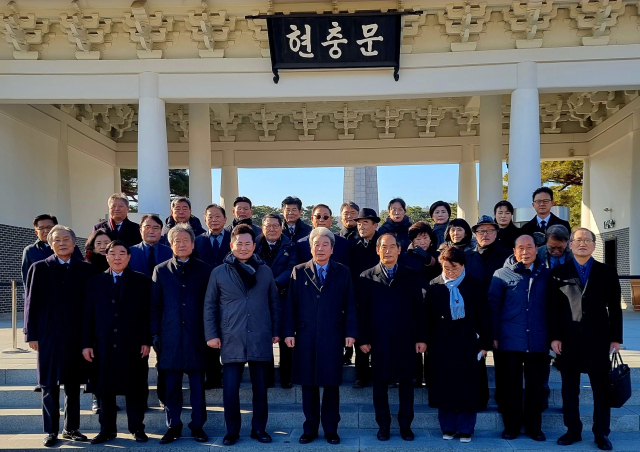 재경 대구경북시도민회 임원들이 3일 현충원 참배를 하고 있다. 재경 시도민회 제공.