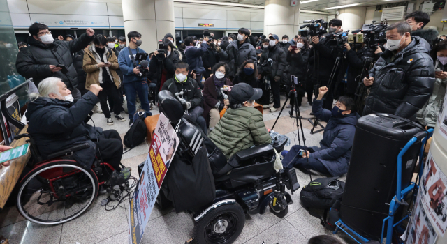 전국장애인차별철폐연대(전장연) 회원들이 3일 서울 4호선 동대문역사문화공원에서 지하철 탑승 시위를 마치고 해산하기 전 구호를 외치고 있다. 전장연은 올해 주말과 공휴일을 제외한 모든 평일에 출근길 지하철 선전전을 펼치겠다고 이날 입장문을 통해 밝혔다. 연합뉴스