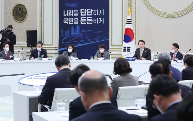 윤석열 대통령이 3일 오후 청와대 영빈관에서 열린 2023년 국토교통부-환경부 업무보고에서 발언하고 있다. 연합뉴스