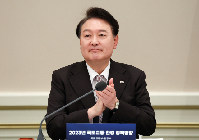 윤석열 대통령이 3일 오후 청와대 영빈관에서 열린 2023년 국토교통부-환경부 업무보고에서 박수치고 있다. 연합뉴스