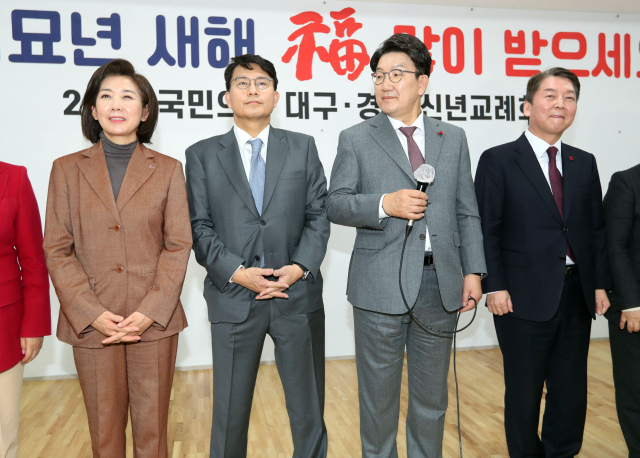 2일 오후 국민의힘 대구시당에서 열린 2023년 국민의힘 대구·경북 신년교례회에서 왼쪽부터 나경원 저출산고령사회위원회 부위원장, 윤상현 의원, 권성동 의원, 안철수 의원이 당원들에게 인사를 하려 하고 있다. 연합뉴스