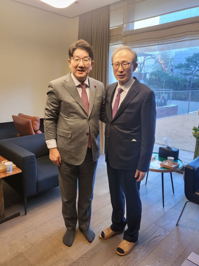 국민의힘 권성동 의원은 3일 서울 논현동 이명박 전 대통령의 자택을 찾아 이 전 대통령에게 새해 인사를 했다. 권성동 의원실 제공