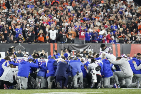 NFL 경기 중 큰 충격으로 쓰러진 선수…동료들은 무릎 꿇고 기도했다