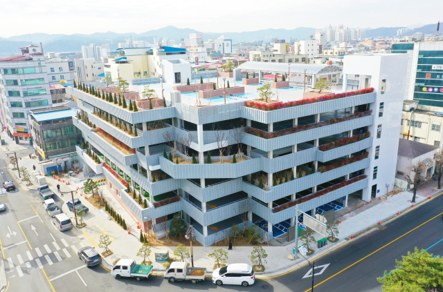 안동시가 4일부터 웅부공원 공영주차장을 시범운영에 나서는 등 도심 속에 잇따라 공영주차장을 마련해 주민과 관광객들의 주차불편을 해소, 도심상권 활성화에 기대가 커지고 있다. 사진은 웅부공원 공영주차장 모습. 안동시 제공