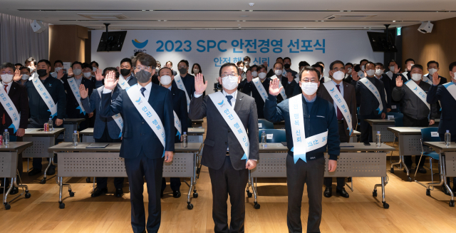 4일 서울 양재동 SPC본사에서 진행된 안전경영선포식에서 (왼쪽부터) 장인문 파리바게뜨 가맹점주협의회장, 이명욱 파리크라상 대표, 송영수 파리크라상 노조수석부위원장을 비롯한 참가자들이 SPC 안전경영헌장 선언을 하고 있다. SPC