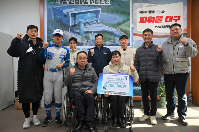 대륜중학교 신용호 학생이 4일 대구시장애인체육회를 찾아 수성미래교육재단에서 받은 장학금 전액을 기부했다. 대구장애인체육회 제공