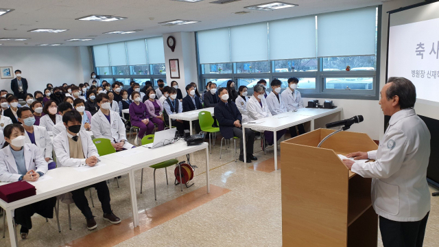 구미강동병원 신재학 병원장을 비롯한 임직원들이 4주기 병원인증평가 발대식을 하고 있다. 구미강동병원 제공
