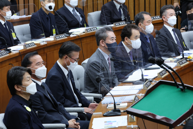 윤희근 경찰청장, 김광호 서울경찰청장, 이임재 전 용산경찰서장 등 증인들이 4일 국회에서 열린 