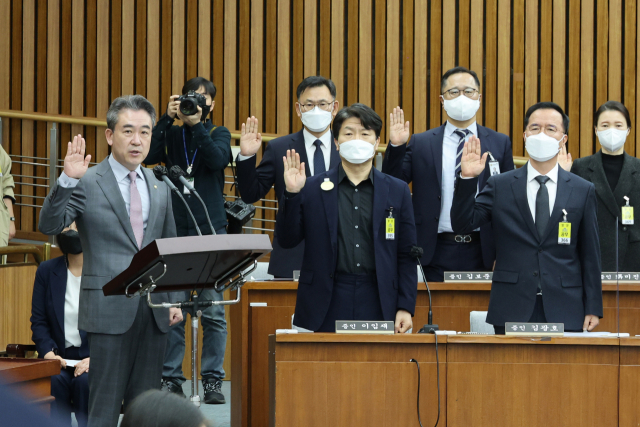 윤희근 경찰청장(왼쪽)이 4일 국회에서 열린