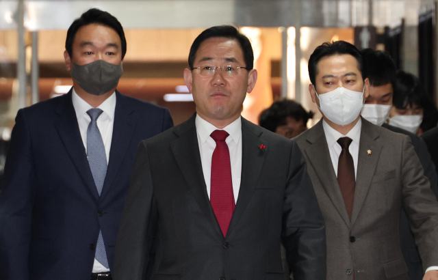 국민의힘 주호영 원내대표(가운데)와 정개특위위원인 정희용(왼쪽), 장동혁 의원(오른쪽)이 4일 오전 서울 여의도 국회에서 열린 국민의힘 원내대표-정개특위위원 선거구제 개편 관련 비공개 긴급회의에 참석하고 있다. 연합뉴스