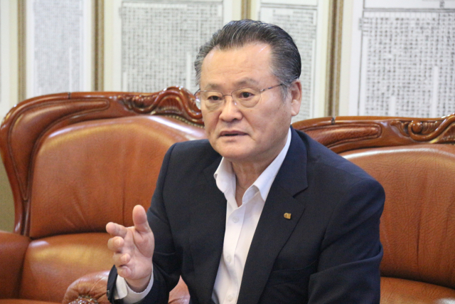 이재하 대구상공회의소 회장이 4일 오전 새해 인사와 함께 경제 위기 극복을 위한 방안에 대해 설명하고 있다. 대구상공회의소 제공.