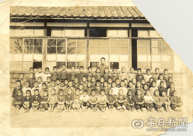 1942년 순흥초등학교 1학년 입학생(35회 졸업생)들 기념사진. 순흥초 제공