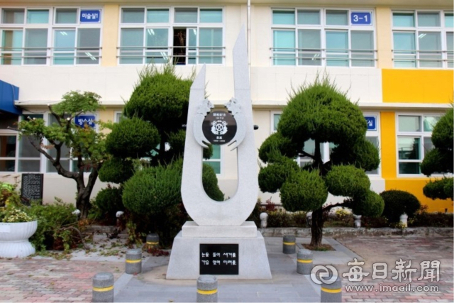 풍기초등학교 100주념 기념탑. 풍기초 제공