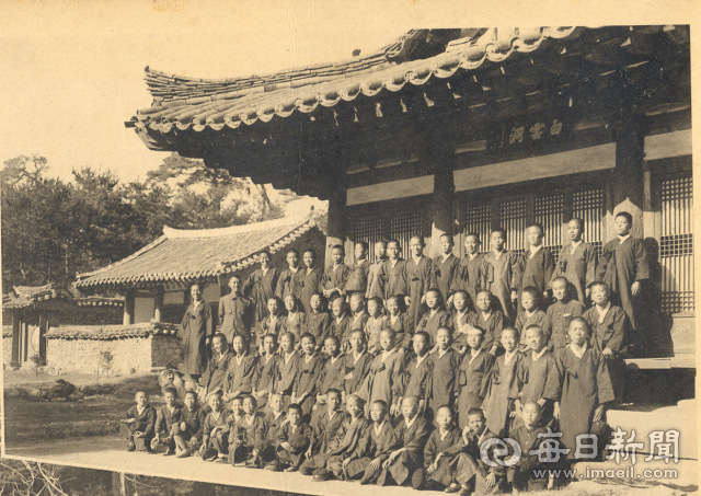 순흥초등학교 27회 졸업생들이 소수서원으로 소풍을 갔다가 촬영한 사진. 순흥초 제공