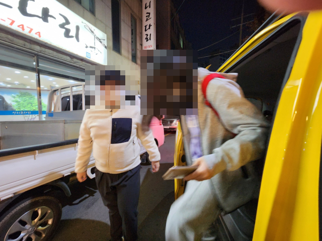 지난해 11월 대구 서구 평리동 한 주택가에서 지역아동센터 사회복무요원이 아동의 차량 하차를 돕고 있다. 윤수진 수습기자