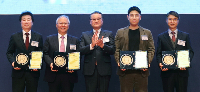 대구상공회의소는 3일 2023년 경제계 신년인사회를 열고 지역 기업 4곳에 대한 대구산업대상을 시상했다. 왼쪽부터 (주)엔유씨전자 김종부 회장, (주)메가젠임플란트 박광범 대표이사, 이재하 대구상공회의소 회장, (주)온빛 박재식 대표이사, (주)카펙발레오 신순철 대표이사. 대구상공회의소 제공.