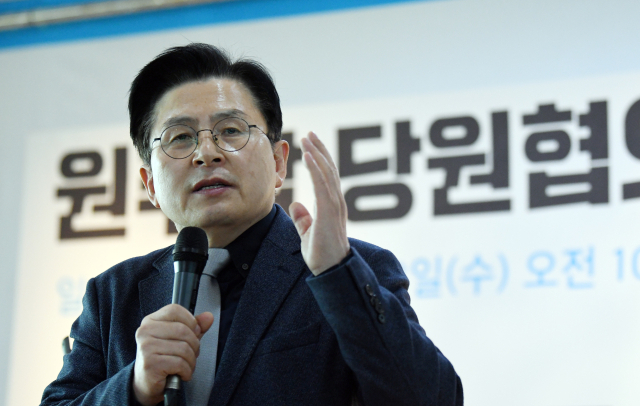 지난해 12월 28일 강원 원주 웨딩타운에서 열린 국민의힘 원주갑 당원협의회 당원 연수에서 황교안 전 국무총리가 축사를 하고 있다. 연합뉴스
