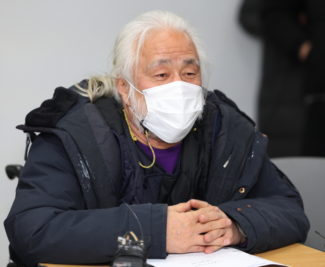 4일 오후 서울 종로구 전국장애인차별철폐연대에서 열린 전장연과 서울교통공사의 면담에서 박경석 대표가 인사말을 하고 있다. 연합뉴스