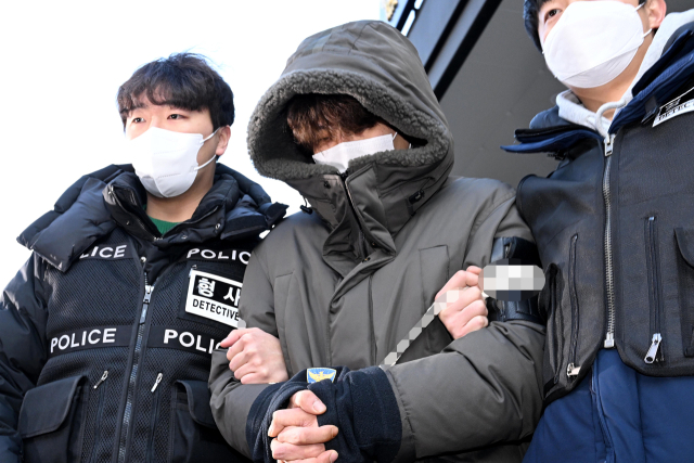 4일 오전 경기도 고양시 일산동부경찰서에서 동거녀와 택시 기사를 살해한 혐의로 구속된 이기영(31)이 검찰로 이송되고 있다. 연합뉴스