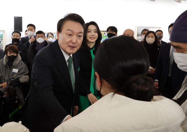 윤석열 대통령과 김건희 여사가 4일 오후 서울 서초구 예술의전당에서 열린 2023 문화예술인 신년 인사회에서 참석자들과 인사하고 있다. 연합뉴스