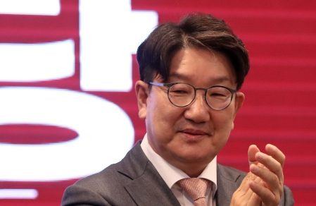 지난 4일 강원 춘천시 스카이컨벤션에서 열린 2023년 국민의힘 강원도당 신년 인사회에서 권성동 의원이 손뼉 치고 있다. 연합뉴스