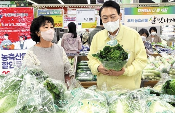 윤석열 대통령이 지난해 8월 11일 서울 서초구 양재동 하나로마트 양재점 채소 판매매장을 둘러보고 있다. 자료사진. 연합뉴스