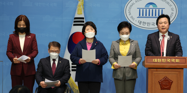 강기윤 간사(오른쪽) 등 국민의힘 소속 국회 보건복지위원들이 지난해 12월 22일 오후 서울 여의도 국회 소통관에서 