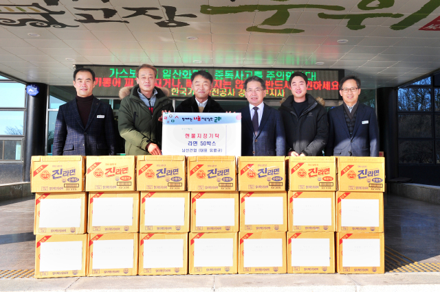 유병규 남선건업 대표가 경북 군위군에 라면 50상지를 기탁하고 김진열 군수와 기념 사진을 촬영하고 있다. 군위군 제공