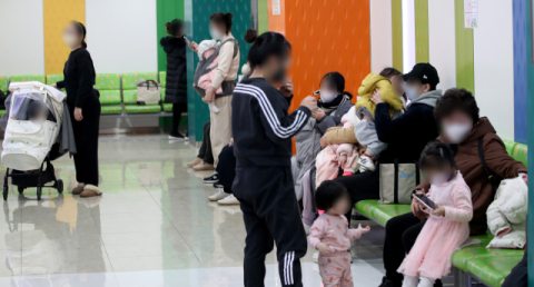 소아 진료 대란 현실화…트윈데믹에 환자 급증하는데 병원·전공의 인프라 붕괴