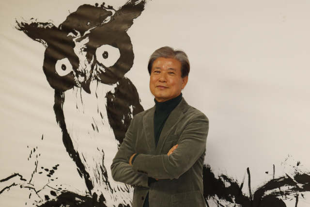 새해를 맞아 벽사를 상징하는 부엉이 그림 앞에 선 이재녕 대구 남구문화원장. 이화섭 기자.