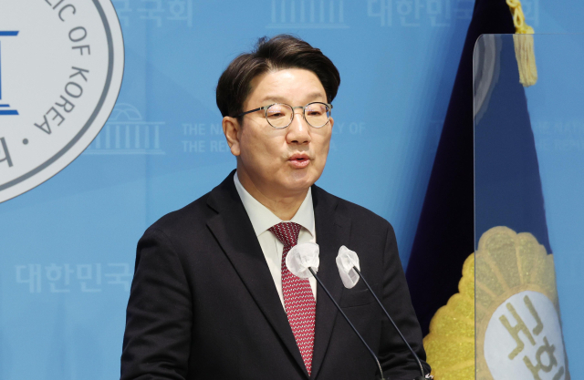 국민의힘 권성동 의원이 5일 서울 여의도 국회 소통관에서 당대표 불출마 선언 기자회견을 하고 있다. 연합뉴스