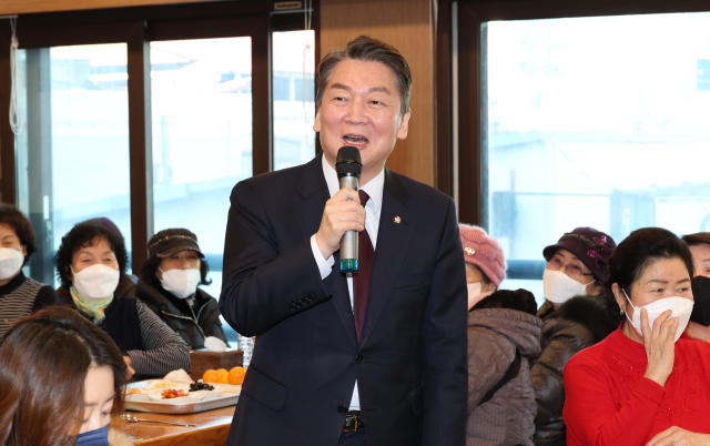 국민의힘 당권주자인 안철수 의원이 3일 경기도 하남시 한 음식점에서 열린 하남시 당협 당원 강연에서 인사말을 하고 있다. 연합뉴스