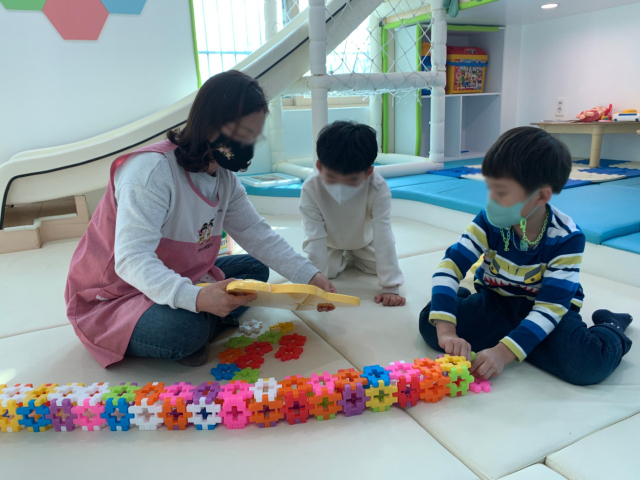 5일 오후 경북 안동소방서의 119 아이행복 돌봄터에서 돌봄지킴이 전문 교육을 받은 센터 직원이 아이들을 돌봐주고 있다. 김영진 기자 solive@imaeil.com