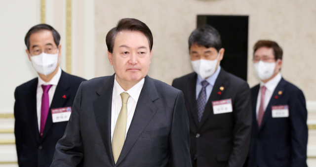 윤석열 대통령이 5일 청와대 영빈관에서 열린 교육부-문화체육관광부 업무보고에 입장하고 있다. 연합뉴스