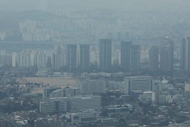 지난달 26일 우리 영공을 침범한 북한 무인기 중 1대가 대통령 경호를 위해 설정한 비행금지구역을 침범한 것으로 뒤늦게 밝혀졌다. 사진은 5일 남산에서 바라본 용산 대통령실 일대 모습. 연합뉴스