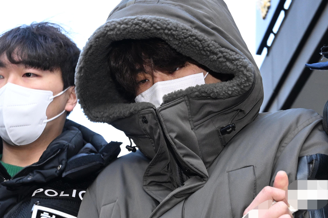 4일 오전 경기도 고양시 일산동부경찰서에서 동거녀와 택시 기사를 살해한 혐의로 구속된 이기영(31)이 검찰로 이송되고 있다. 연합뉴스