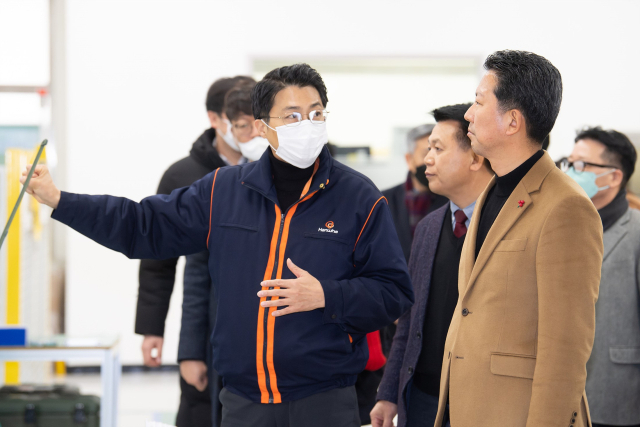 김장호(오른쪽) 구미시장이 구미국가산업단지 내 한화시스템에서 생산 현장에 대한 설명을 듣고 있다. 구미시 제공