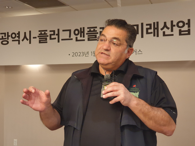 사이드 아미디 플러그앤플레이 창립자 겸 총괄회장이 5일(현지시각) 미국 네바다주 라스베이거스 플라밍고 호텔에서 대구시와 글로벌 벤처창업기업 육성을 위한 업무협약(MOU)을 맺은 후 언론 인터뷰를 하는 모습. 홍준표 기자