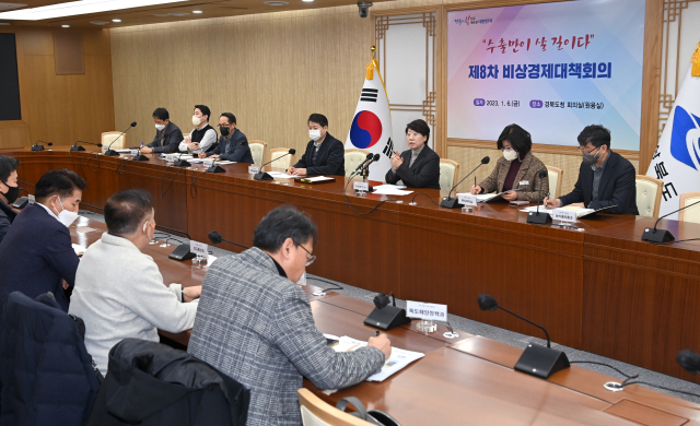 경상북도는 6일 도청에서 제8차 비상경제대책회의를 열고 원자재 가격 급등과 물가 상승으로 어려움을 겪고 있는 수출기업 지원에 총력을 쏟기로 했다. 경북도 제공
