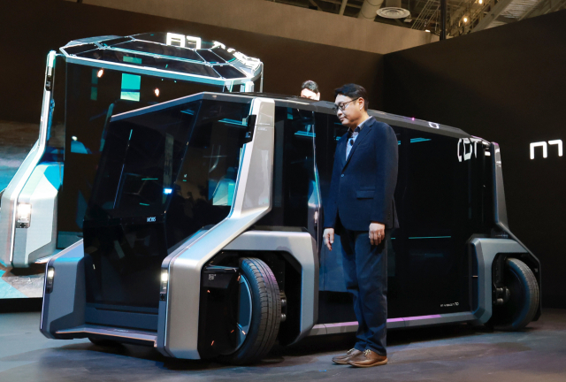 세계 최대 가전·IT(정보기술) 박람회 CES 2023 개막일인 5일(현지시간) 미국 네바다주 라스베이거스 컨벤션 센터 웨스트 홀 현대모비스 전시관에서 열린 현대모비스 미디어 쇼케이스에서 천재승 R&D 부문장(상무)이 목적 기반 모빌리티(PBV) 콘셉트 M.VISON TO의 e-코너 모듈이 꺾여 차체 방향과 90도 꺾여 움직이는 모습을 보여주고 있다. 연합뉴스