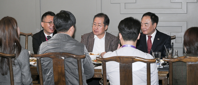 홍준표 대구시장을 비롯한 CES 대구시 출장단은 5일(현지시각) 미국 라스베이거스에서 현장 동행 대구 취재기자들과 이번 CES 출장 배경 및 대구시 5대 혁신산업 발전전략을 설명하는 간담회를 가졌다. 대구시 제공