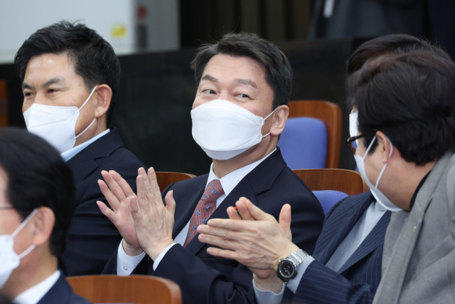 국민의힘 안철수 의원이 6일 오후 국회에서 열린 의원총회에 참석하고 있다. 연합뉴스