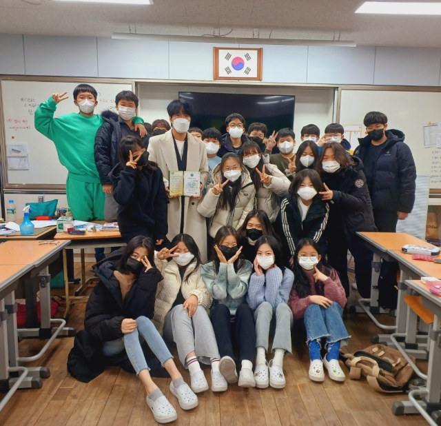학생들을 관심과 사랑으로 이끈 초등학교 선생님이 학급 학생과 기념촬영을 하고 있다. 대구시교육청 제공