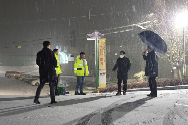 권기창 안동시장은 3cm의 눈이 내린 7일 새벽 5시부터 도심 곳곳의 취약지역을 찾아 긴급 제설작업을 지시하고 재난안전실에 출근해 눈으로 인한 시민들의 불편과 안전에 만전을 기할 것을 주문해 눈길을 끌었다. 안동시 제공