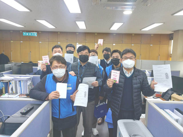 경산시공무원노동조합 이상현 위원장 등이 지난 5일 시청 각 부서를 돌며 전보인사 축하선물 안 주고 안 받기 캠페인을 하고 있다.