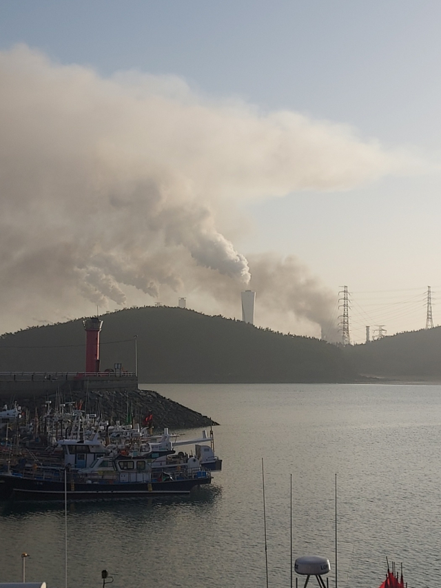 8일 오전 8시 46분께 충남 태안군 원북면 방갈리 태안화력발전소에서 큰 폭발음과 함께 화재가 발생해 검은 연기가 치솟아오르고 있다. 연합뉴스