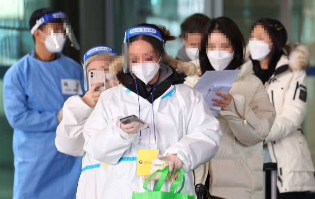 중국발 한국행 항공기에 탑승하는 모든 내·외국인의 코로나19 음성확인서 제출 의무화 첫날인 5일 오전 인천국제공항 제1여객터미널 입국장에 중국발 항공기 탑승자들이 방역 관계자들의 안내를 받으며 이동하고 있다. 이날부터 중국에서 출발해 한국으로 오는 항공기에 탑승하는 모든 사람은 48시간 이내 PCR 검사 또는 24시간 이내 전문가용 신속항원검사(RAT) 결과 음성임을 증명하는 확인서를 제출해야 한다. 한편 중앙방역대책본부에 따르면 4일 중국발 인천공항 입국자 1천924명 중 단기 체류 외국인 327명에 대해 공항검사센터에서 실시한 PCR 검사 결과 103명이 확진으로 나타났다. 연합뉴스